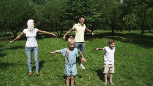 Wellness, Familienerholung im Freien, Eltern und ihre Kinder beschäftigen sich mit Fitnessaktivitäten in der