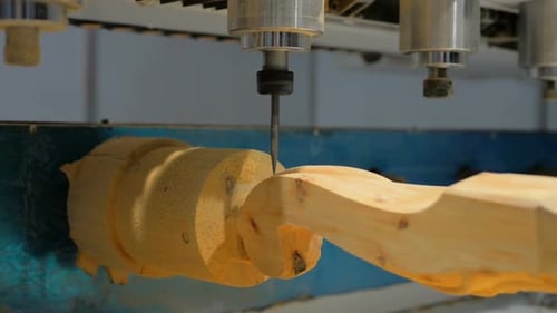 Eine moderne CNC-Kopiermaschine für die Holzbearbeitung macht das Teil