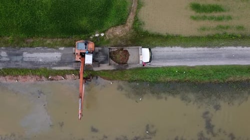 Vista aérea, mira hacia abajo, la excavadora, quita la arena