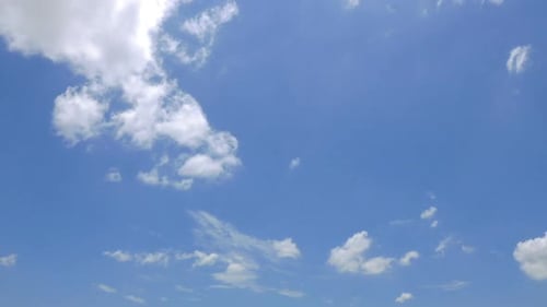Zeitraffer einer weißen Wolke, die sich um den Himmelshintergrund bewegt