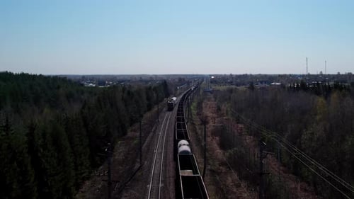 Der Zug mit leeren Wagen Waggons