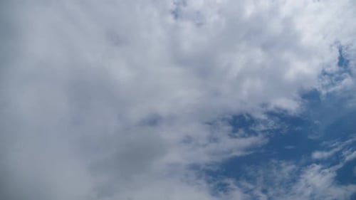 Wolken bewegen sich sanft am blauen Himmel. Zeitraffer