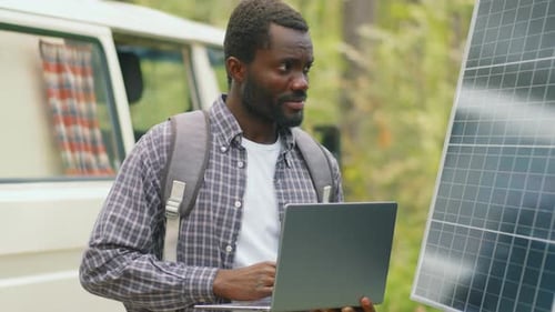 Spezialist für PV-Anlagen mit Laptop