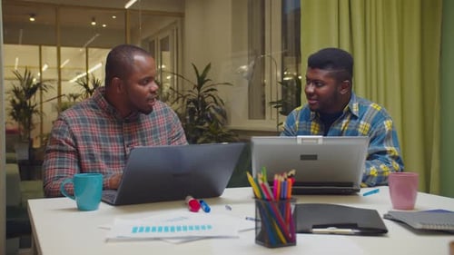 Collègues de travail masculins noirs travaillant au bureau