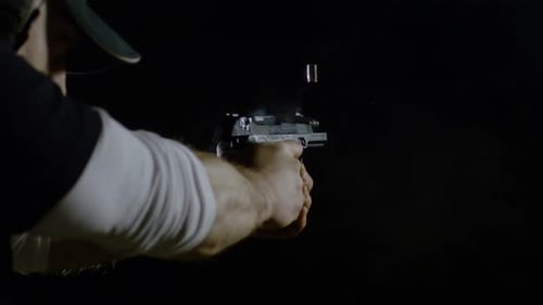 Mains tenant un pistolet et tirant deux balles, Ultra Ralenti