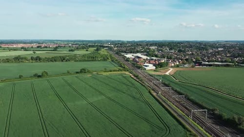 Eisenbahn auf dem Land und vorbeifahrende Züge, Luftbild