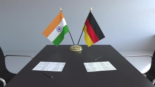 Banderas de la India y Alemania y papeles sobre la mesa