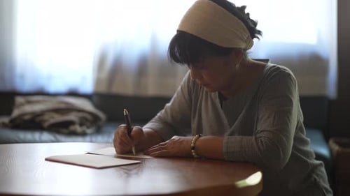 mujer escribiendo una carta