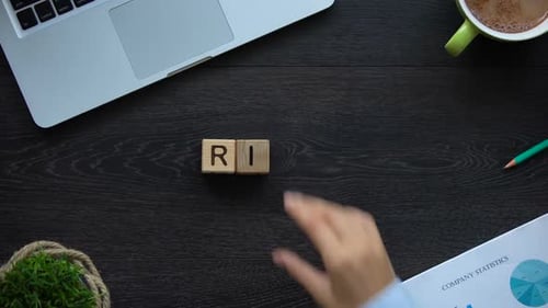 Riesgo, mujer de negocios, fabricación, palabra, de, cubos, capacidad para alcanzar el éxito en la