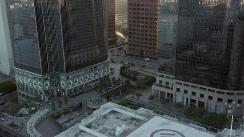 LUFTAUFNAHME: Skyline der Innenstadt von Los Angeles, Kalifornien mit Blick auf Skyline-Wolkenkratzer im schönen Blau