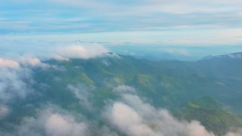 4K-Drohne, die in der Abenddämmerung oder im Morgengrauen durch die Wolken fliegt. Wolkenlandschaft aus der Luft