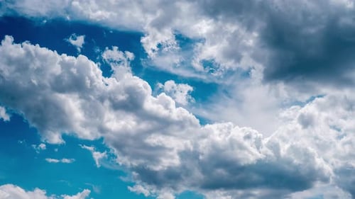 Timelapse de nuages duveteux se déplaçant dans l'espace nuageux du ciel bleu