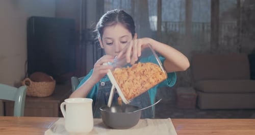 jovem comendo cereal matinal com leite