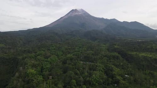 Malerischer Blick auf den Merapi-Berg, einem der beliebtesten Reiseziele in Yogyakarta, Indonesien.