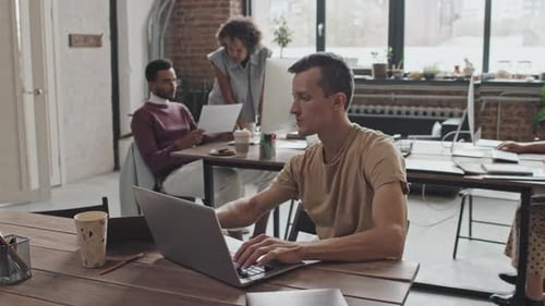 Spécialiste informatique de sexe masculin travaillant au bureau