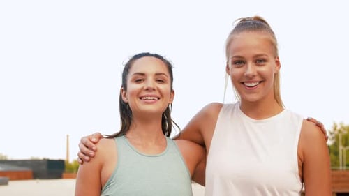 Porträt sportlicher junger Frauen, die sich im Freien umarmen