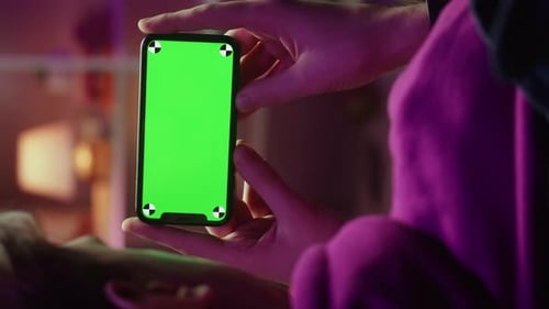 Vidéo verticale d'un homme utilisant un smartphone avec Chroma Key Closeup