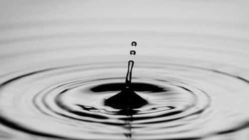 Wassertropfen fallen und spritzen in Zeitlupe