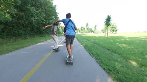 Tres jóvenes patinando juntos