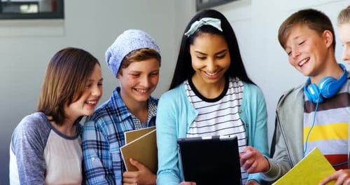 Gruppe von Schülern, die digitales Tablet im Klassenzimmer nutzen