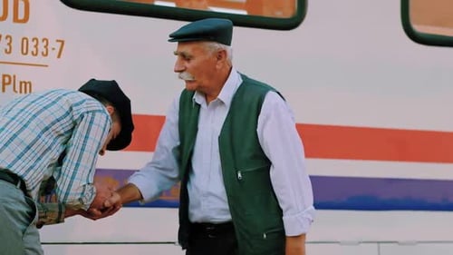 Père étreignant son fils de retour de voyage