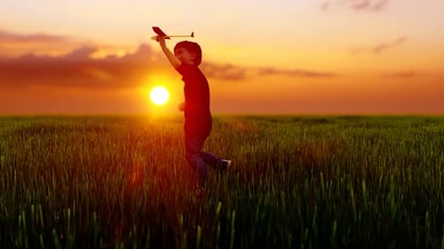 Garoto solitário brincando de correr ao pôr do sol