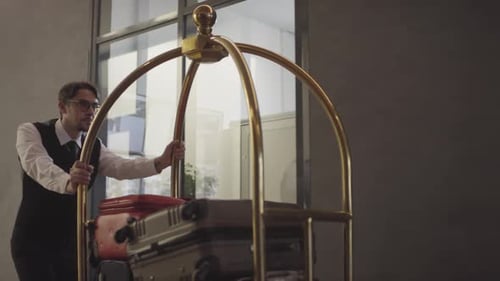 Hotel Bellman: traslado de equipaje para huéspedes