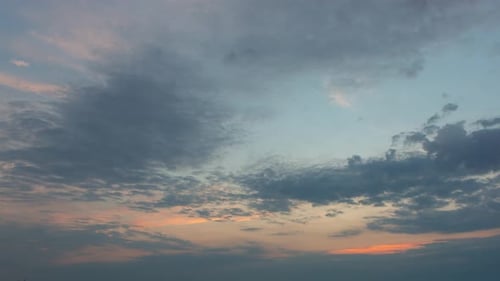 Wolken am orangefarbenen Himmel bei Sonnenaufgang im Sommer, Zeitraffer