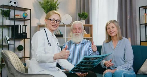 Médecin qui tient une radiographie et regarde la caméra avec un couple mature satisfait et attrayant