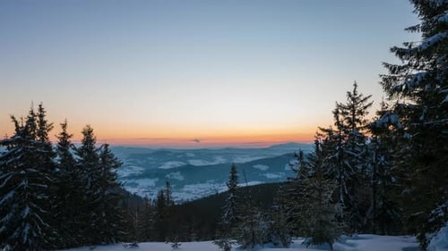Luftaufnahme im Winterberg bei Sonnenaufgang