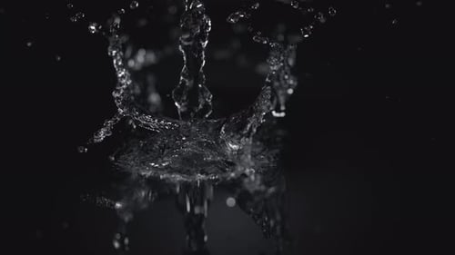 4K 30 fps, Wasser in die Pfütze gießen, Zeitlupe