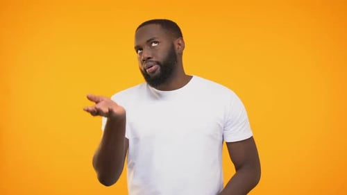 Hombre afroamericano decepcionado haciendo gesto de palma facial contra fondo amarillo