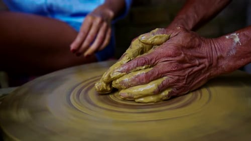 Potter sênior começa a fazer panela de barro na roda Girl continua
