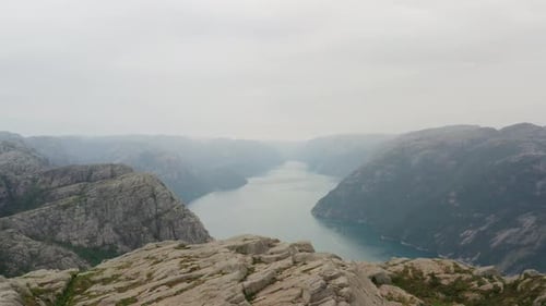 Malerische Landschaft eines Sees zwischen Rocky Mountains Norwegen