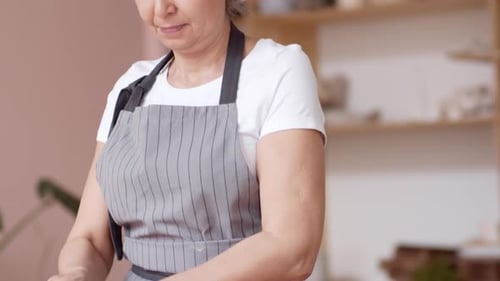 Femme potier façonnant l'argile en atelier