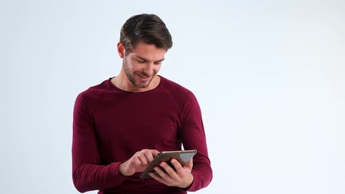 Portrait d'un homme souriant utilisant une tablette numérique 4k