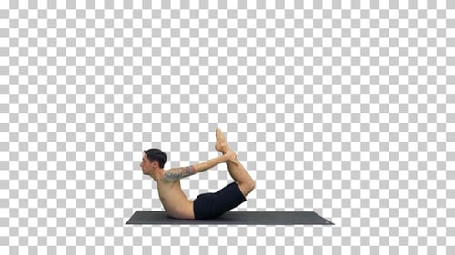 Joven yogui deportivo y musculoso haciendo backbend, Alpha Channel