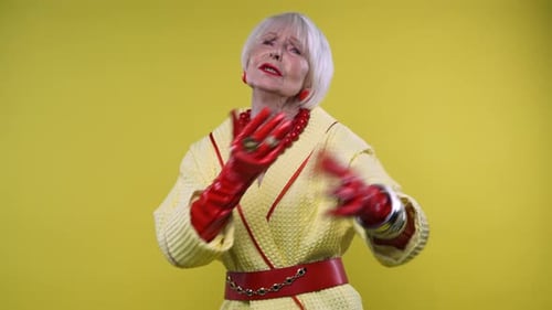 Avó engraçada no estúdio