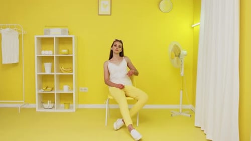 Portrait d'une femme blanche caucasienne assise dans un bureau jaune
