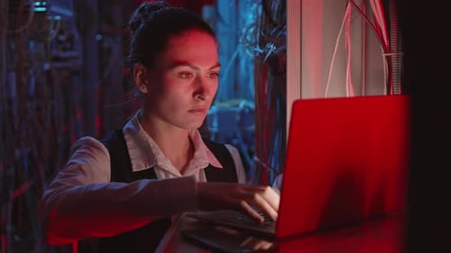 Programmiererin codiert im Serverraum