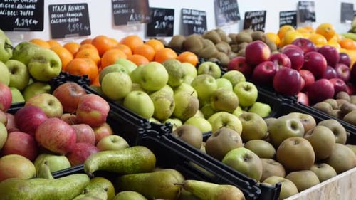 Mercado de frutas con varias frutas frescas coloridas