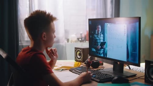 Jugendlicher studiert Mathe online