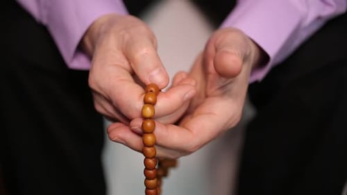 Rosenkranz in der Hand