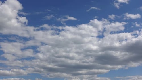 Cumulus und geschichtete Wolken in der Atmosphäre bei sonnigem Wetter. Wunderschöne Wolken bewegen sich im Himmel