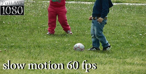 Niños jugando en el campo