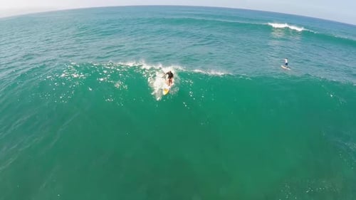 Vista aérea de un hombre haciendo surf de remo en Hawái.