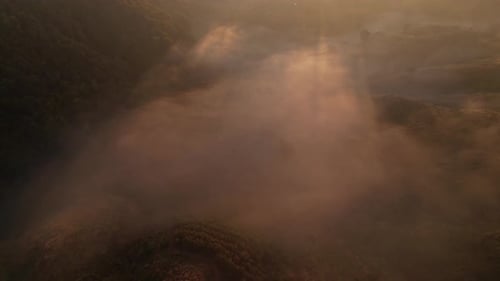 4K Luftaufnahme der Berglandschaft mit Morgennebel.