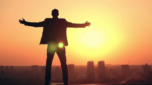 Mann feiert Erfolg bei Sonnenaufgang in der Stadt