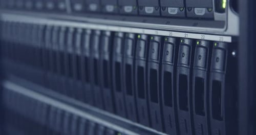 Amplia sala de servidores informáticos en un centro de datos