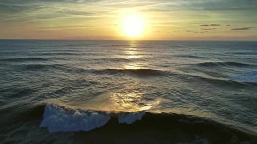 Luftbild der großen Wellen des Atlantischen Ozeans und Sonnenuntergang